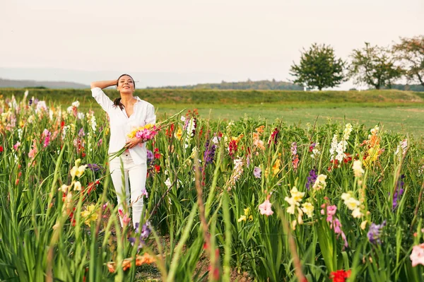 Szczęśliwa Kobieta Korzystających Ładne Środowisko Kwiat Farmy Noszenie Białych Ubrań — Zdjęcie stockowe