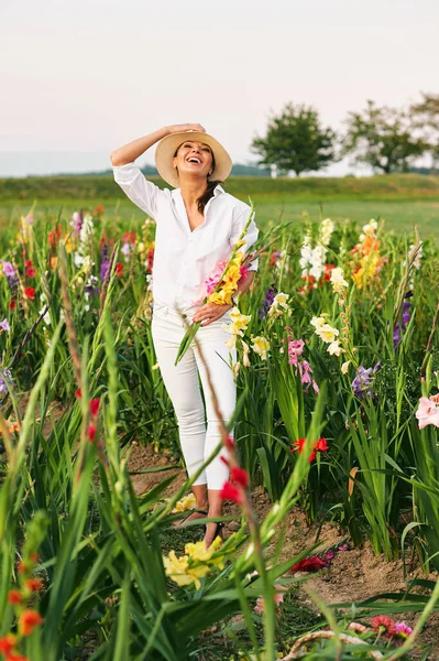 Szczęśliwy Śmiech Kobieta Cięcia Gladiolus Farmie Kwiatów Hobby Wypoczynku Styl — Zdjęcie stockowe