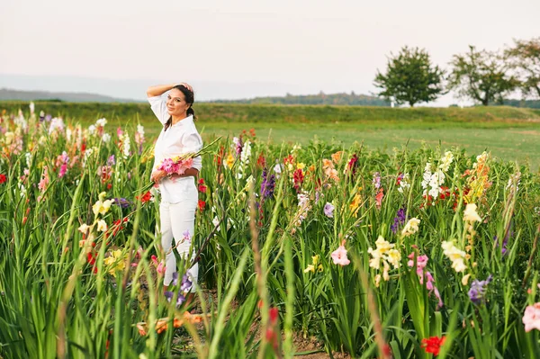 Szczęśliwa Kobieta Korzystających Ładne Środowisko Kwiat Farmy Noszenie Białych Ubrań — Zdjęcie stockowe