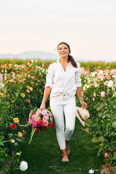 穿着白衣 提着花篮 在农场享受美好的一天 享受大自然的生活的快乐女人的户外肖像 — 图库照片