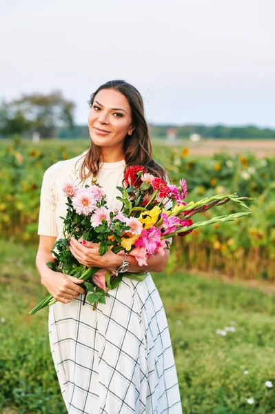 Odkryty Portret Pięknej Szczęśliwej Kobiety Trzymającej Bukiet Kolorowych Kwiatów Styl — Zdjęcie stockowe