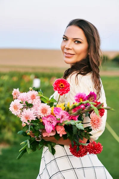 Odkryty Portret Pięknej Szczęśliwej Kobiety Trzymającej Bukiet Kolorowych Kwiatów Styl — Zdjęcie stockowe