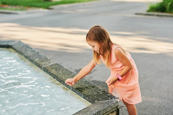 Adorável Menina Brincando Fora Vestido Lavagem Fonte Água — Fotografia de Stock