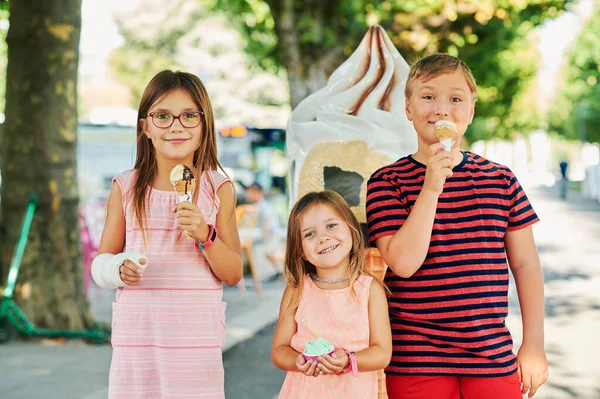 Güneşli Bir Günde Dışarıda Dondurma Yiyen Komik Çocuk Grubu — Stok fotoğraf