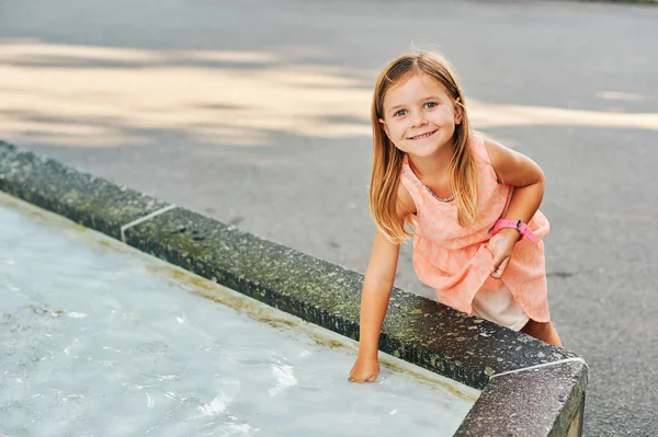 Adorable Petite Fille Jouant Extérieur Laver Robe Dans Fontaine Eau — Photo