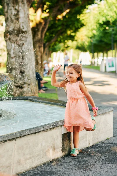 Glückliches Kleines Mädchen Spielt Einem Heißen Sommertag Mit Wasserfontänen — Stockfoto