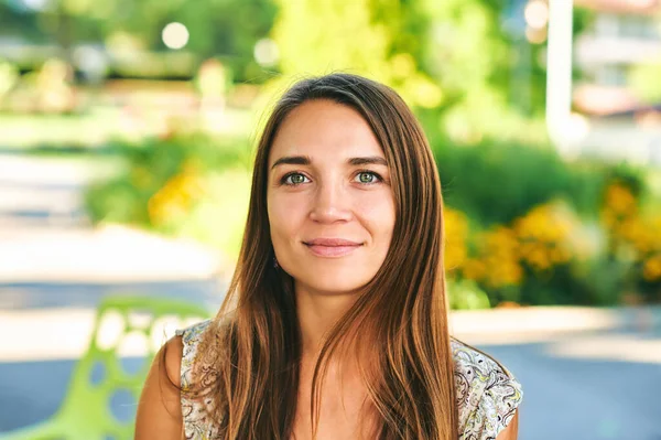 Portrait Extérieur Près Belle Femme Reposant Dans Parc Été — Photo