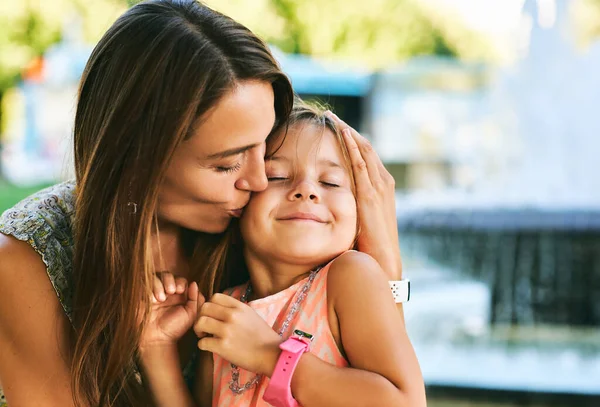 Jonge Moeder Geeft Een Kus Aan Haar Lieve Dochtertje Familie — Stockfoto