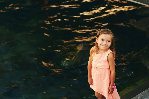 Retrato Livre Adorável Menina Anos Junto Rio Lago Fundo Água — Fotografia de Stock