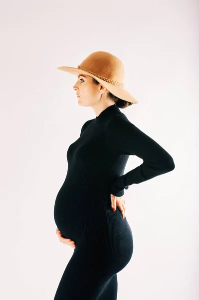 Estudio Retrato Maternidad Hermosa Mujer Joven Posando Sobre Fondo Blanco — Foto de Stock