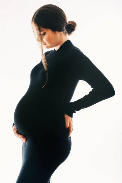 Estúdio Maternidade Retrato Linda Jovem Posando Fundo Branco Vestindo Vestido — Fotografia de Stock