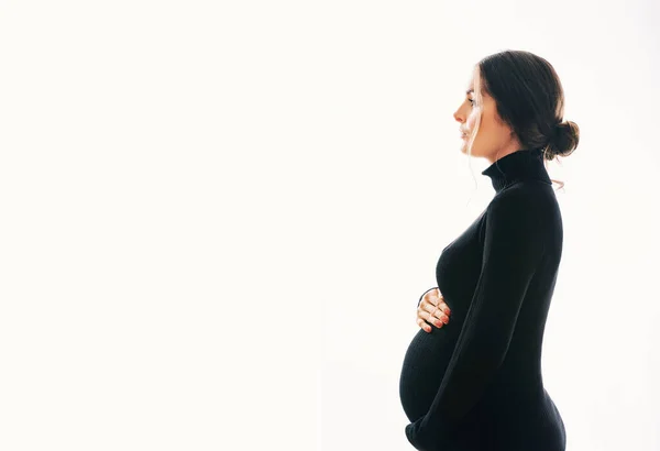 Estudio Retrato Maternidad Hermosa Mujer Joven Posando Sobre Fondo Blanco — Foto de Stock