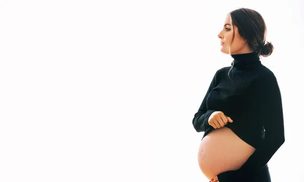 Estudio Retrato Maternidad Hermosa Mujer Joven Posando Sobre Fondo Blanco — Foto de Stock