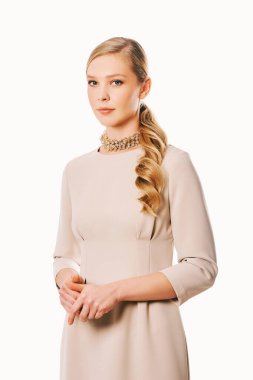 Bej bir beden giyen güzel bir kadının stüdyo portresi.