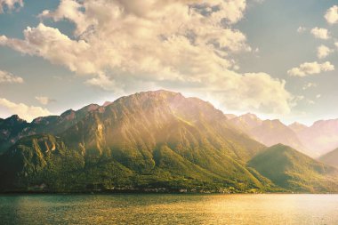 Gün batımında güzel bir dağda, Cenevre Gölü, İsviçre