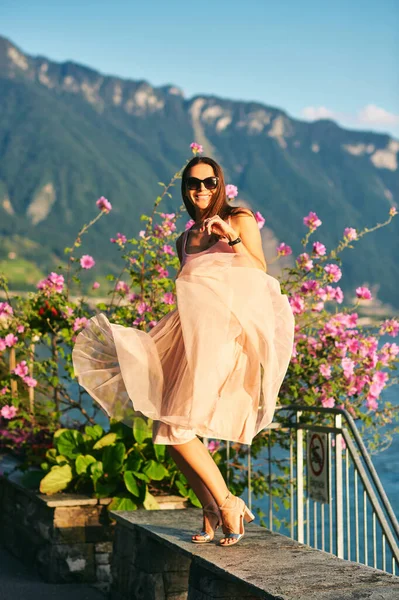 Portret Młodej Kobiety Cieszącej Się Pięknym Dniem Nad Jeziorem Montreux — Zdjęcie stockowe