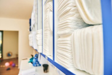 Kreşte ya da anaokulunda bir sürü bezi olan raflar.