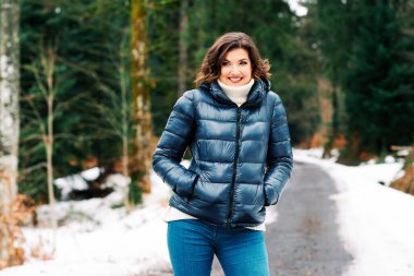 Genç mutlu bir kadının ilkbahar portresi Ormanda güzel bir günün tadını çıkarıyor