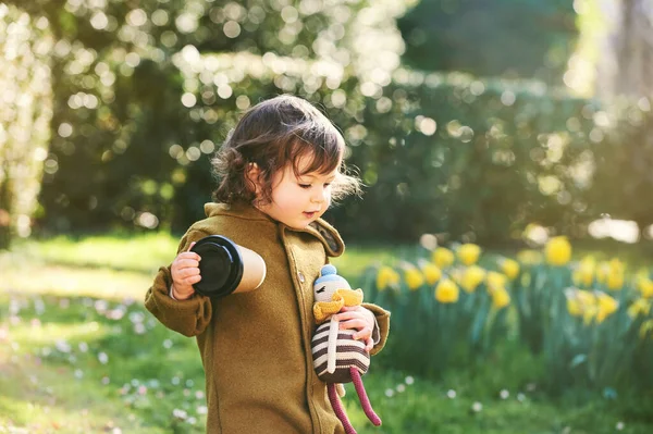 Retrato Aire Libre Adorable Niña Jugando Parque Primavera Sosteniendo Una — Foto de Stock