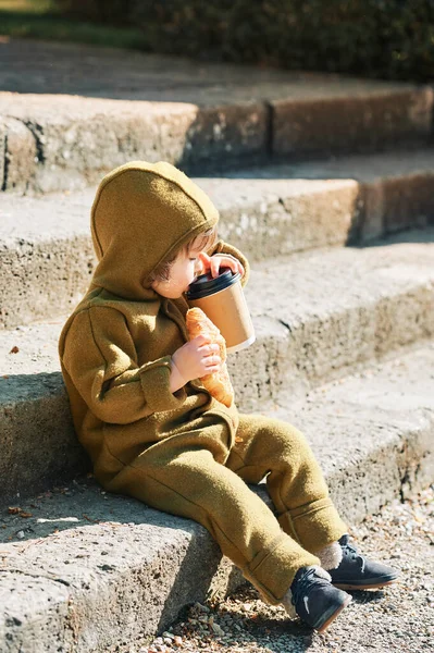 Criança Engraçada Comendo Croissant Bebendo Taça Café Takeaway Início Manhã — Fotografia de Stock