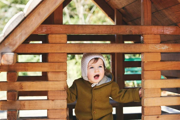 遊び場で楽しんでいるかわいい幼児の子供の屋外の肖像画 暖かいジャンプスーツを着て — ストック写真