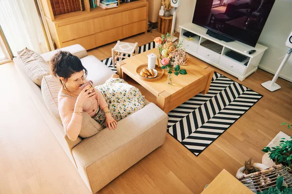 Innenporträt Einer Jungen Frau Die Sich Auf Der Couch Wohnzimmer — Stockfoto