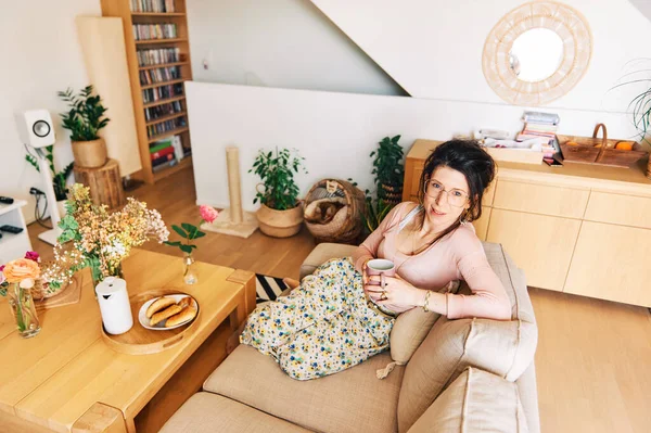 Retrato Interior Una Mujer Joven Que Relaja Sofá Sala Estar — Foto de Stock
