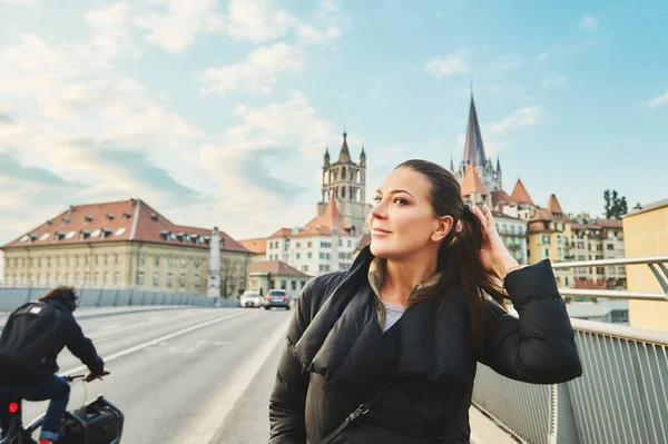 Portret Pięknej Młodej Kobiety Spacerującej Ulicą Zdjęcie Zrobione Pont Bessieres — Zdjęcie stockowe