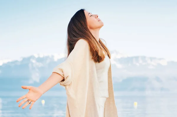 Outdoor Portrait Beautiful Middle Age Hispanic Woman Enjoying Nice Sunny — Stock Photo, Image