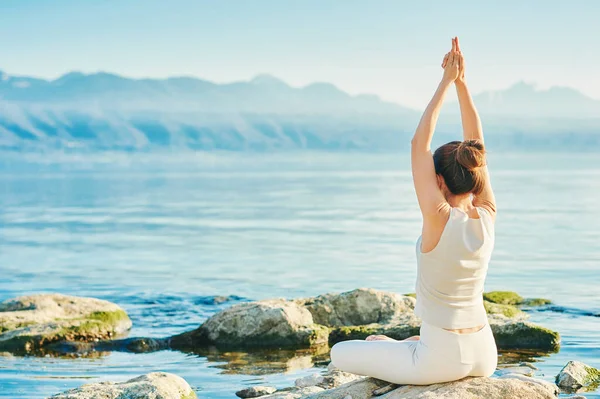 Hermosa Mujer Espiritual Meditando Junto Lago Vistiendo Ropa Beige — Foto de Stock