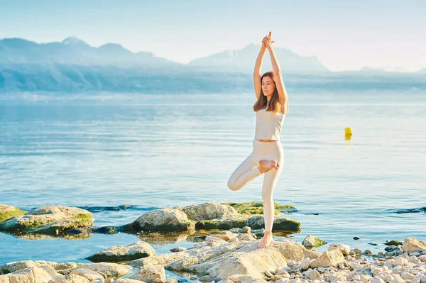 Hermosa Mujer Sana Practicando Ejercicios Yoga Aire Libre Junto Hermoso —  Fotos de Stock