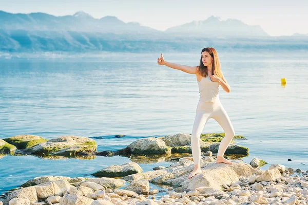 Hermosa Mujer Sana Practicando Ejercicios Yoga Aire Libre Junto Hermoso —  Fotos de Stock