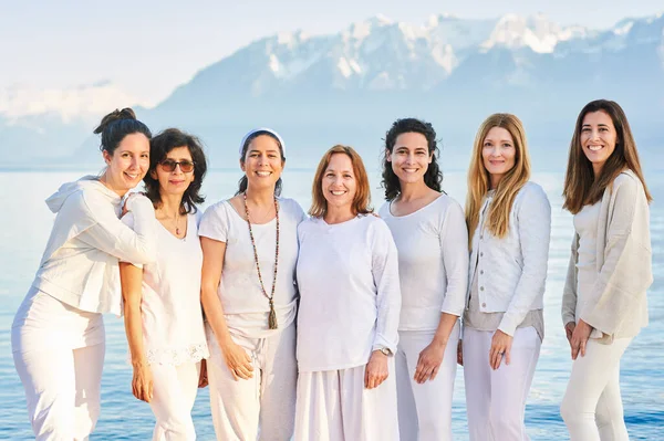 Retrato Grupo Mulheres Bonitas Posando Fora Com Bela Paisagem Montanha — Fotografia de Stock