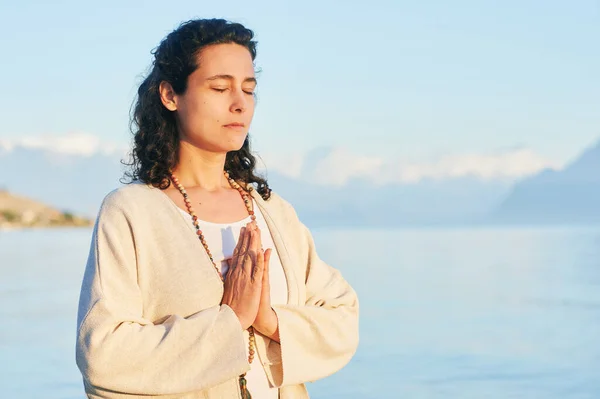 Hermosa Mujer Espiritual Meditando Junto Lago Vistiendo Ropa Beige — Foto de Stock