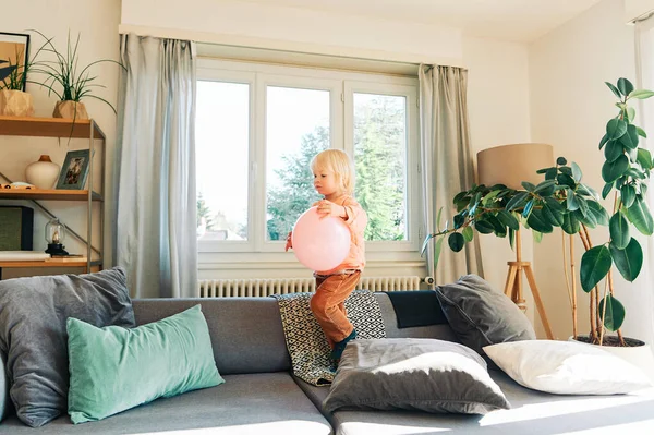 Niedliches Kleines Kind Spielt Hause Mit Luftballon Geht Auf Couch — Stockfoto