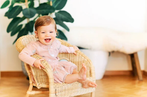 Interior Retrato Adorável Menina Sentada Cadeira Vime Vestindo Vestido Rosa — Fotografia de Stock
