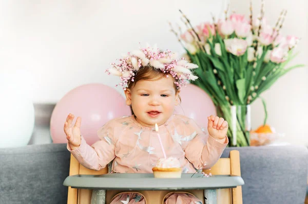 Adorável Menina Sentada Uma Cadeira Olhando Para Cupcake Com Uma — Fotografia de Stock