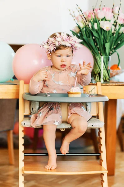 Adorável Menina Sentada Uma Cadeira Olhando Para Cupcake Com Uma — Fotografia de Stock