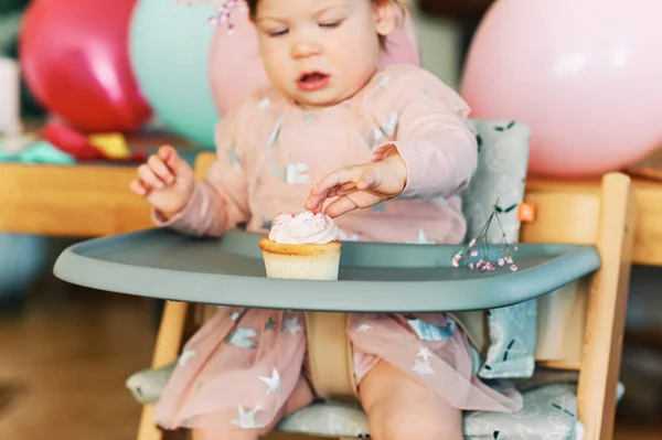 Adorável Ano Idade Menina Comendo Cupcake Criança Feliz Sentado Uma — Fotografia de Stock