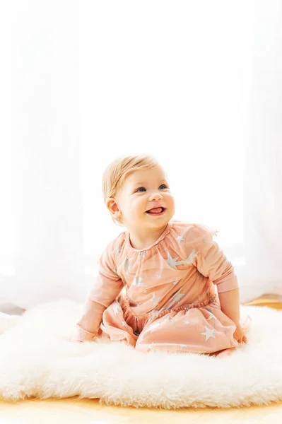 Легкий Який Портрет Милого Малюка Річна Дівчинка Одягнена Рожеву Сукню — стокове фото