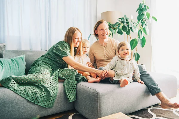Jovem Família Feliz Quatro Relaxante Sofá Casal Brincando Com Bebê — Fotografia de Stock