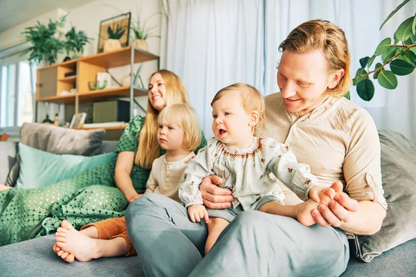 Jovem Família Feliz Quatro Relaxante Sofá Casal Brincando Com Bebê — Fotografia de Stock