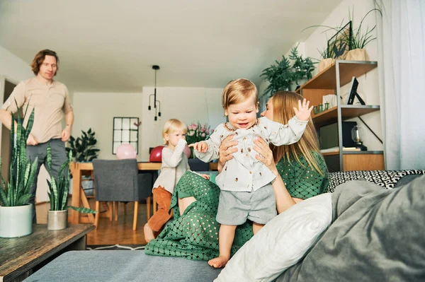 Jovem Família Mãe Pai Brincando Com Crianças Pequenas Sala Estar — Fotografia de Stock