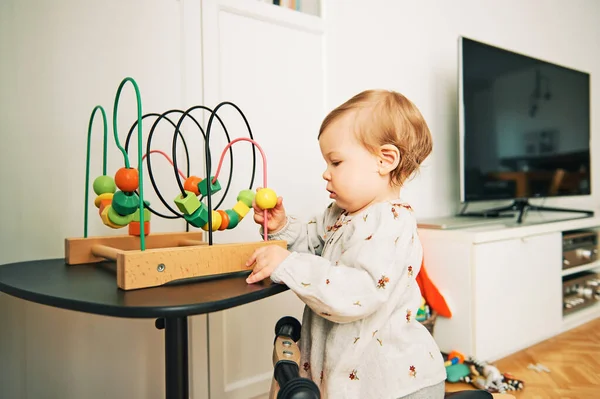 Menina Bonito Brincando Brinquedo Labirinto Bebê Concentrado Desenvolvendo Habilidades Motoras — Fotografia de Stock