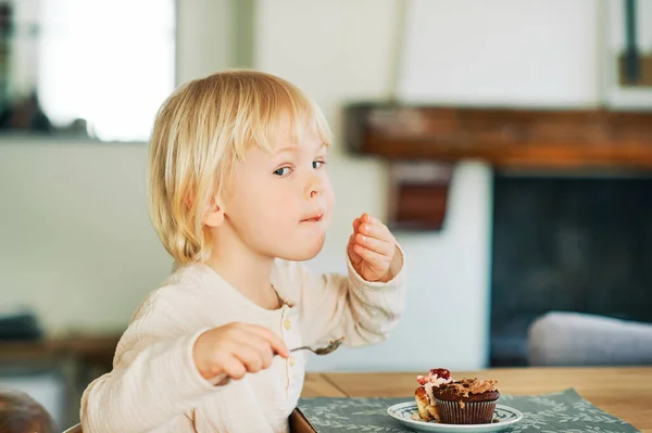 Menino Bonito Comendo Cupcakes Para Sobremesa Lanches Doces — Fotografia de Stock