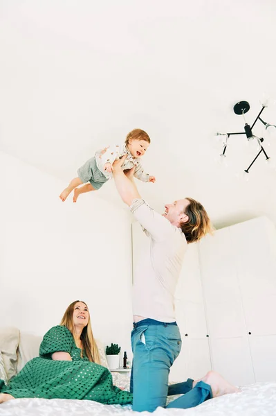 Jovem Casal Feliz Mãe Pai Brincando Com Adorável Criança Ano — Fotografia de Stock