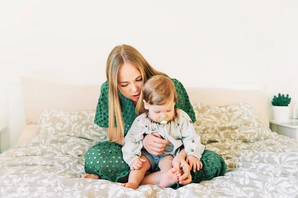 Mãe Filha Brincando Juntos Quarto Jovem Feliz Brincando Com Criança — Fotografia de Stock