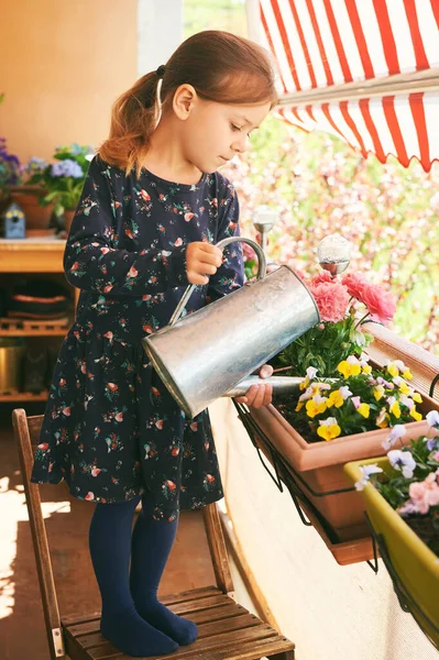 Niedliches Kleines Mädchen Das Pflanzen Auf Einem Kleinen Gemütlichen Balkon — Stockfoto