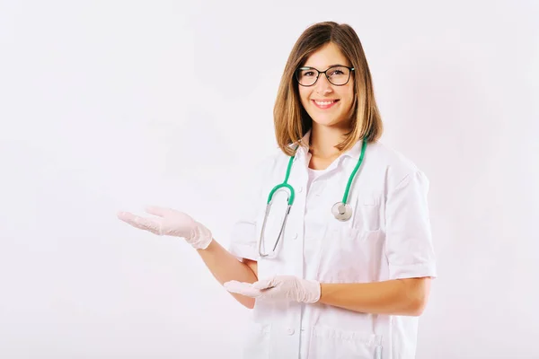 Retrato Estudio Una Joven Doctora Posando Sobre Fondo Blanco Señalando — Foto de Stock