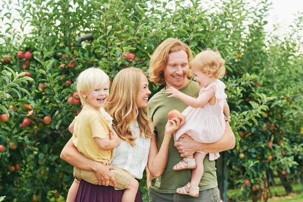 Outdoor Portret Van Gelukkig Jong Gezin Met Twee Kleine Kinderen — Stockfoto